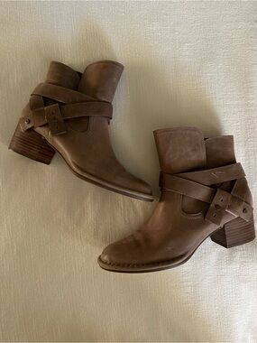 UGG Women’s Elysian